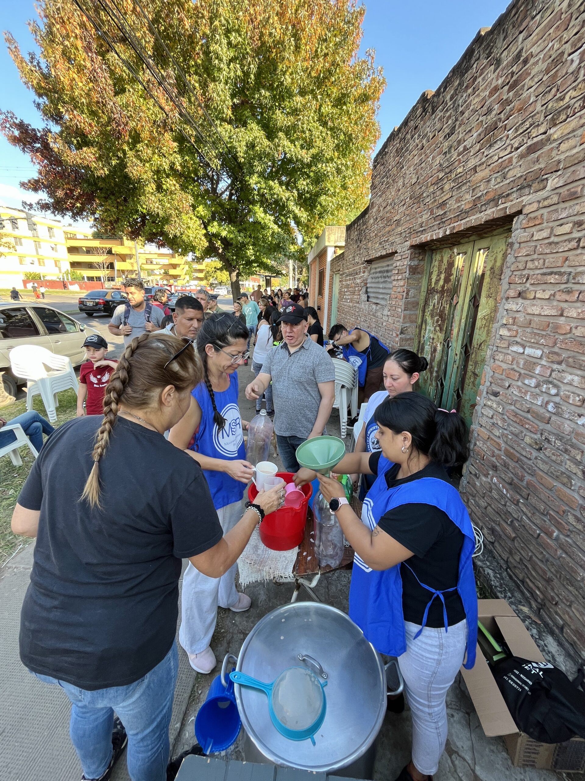 Lee más sobre el artículo Jornada solidaria en comedor y merendero Cristo te Ama: corte de pelo, trámites, merienda y abrigo para más de 350 vecinos